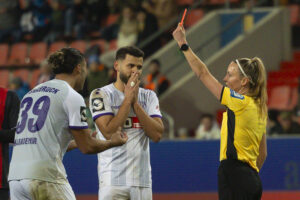 Ingolstadt, Deutschland 24. November 2024: 3. Liga - 2024/2025 - FC Ingolstadt 04 vs. VfL Osnabrück Im Bild: 3. v.li. Fabienne Michel zeigt Timo Beermann Osnabrueck die rote Karte nach grobem Foul an Lukas Fröde / Froede FCI /// DFB regulations prohibit any use of photographs as image sequences and/or quasi-video /// Audi Sportpark Bayern *** Ingolstadt, Germany 24 November 2024 3 Liga 2024 2025 FC Ingolstadt 04 vs VfL Osnabrück In picture 3 from left Fabienne Michel shows Timo Beermann Osnabrueck the red card after a rough foul on Lukas Fröde Froede FCI DFB regulations prohibit any use of photographs as image sequences and or quasi video Audi Sportpark Bayern Copyright: xFotostandx/xSchäferx